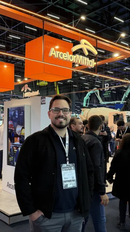 Cleiton, fundador da Prisma, em um evento do setor de ferro e aço